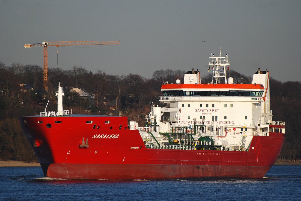 Der Tanker Saracena IMO-Nummer:9334325 Flagge:Italien Lnge:156.0m Breite:26.0m Baujahr:2007 Bauwerft:Celik Tekne Shipyard,Istanbul Trkei auslaufendaus Hamburg aufgenommen vom Rschpark Finkenwerder am 08.03.11