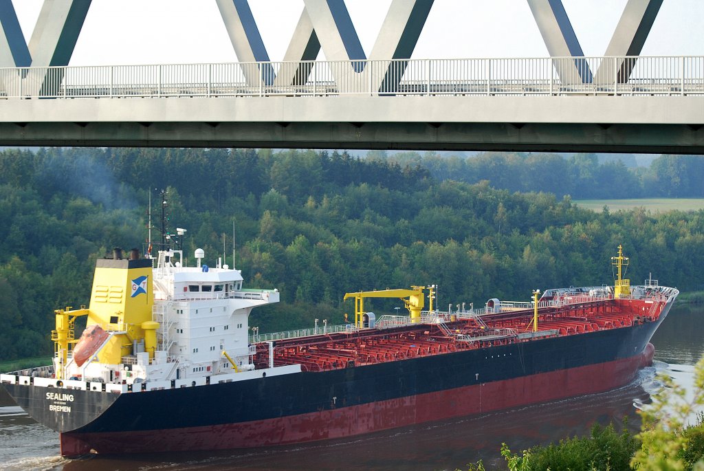 Der Tanker Sealing IMO-Nummer:9251652 Flagge:Deutschland Länge:178.0m Breite:28.0m Baujahr:2003 Bauwerft:Lindenau Shipyard,Kiel beim unterfahren der Grünentaler Hochbrücke auf dem Nord-Ostsee-Kanal am 03.09.11