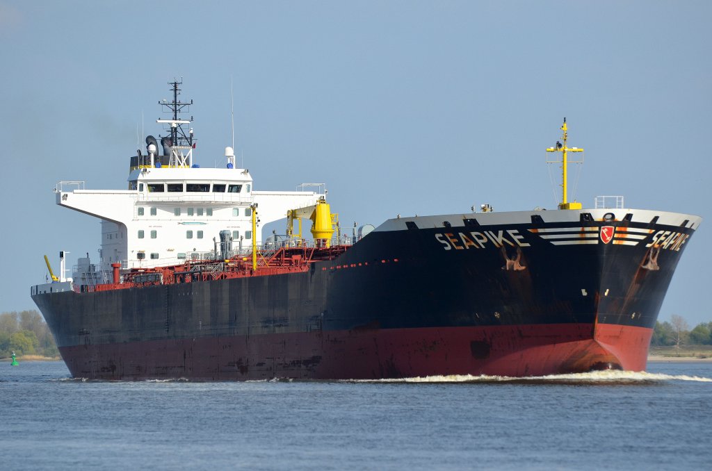 Der Tanker Seapike IMO-Nummer:9423449 Flagge:Liberia Länge:199.0m Breite:32.0m Baujahr:2009 Bauwerft:Lindenau Werft,Kiel Deutschland aus Hamburg auslaufend vor Schulau Wedel am 05.05.13