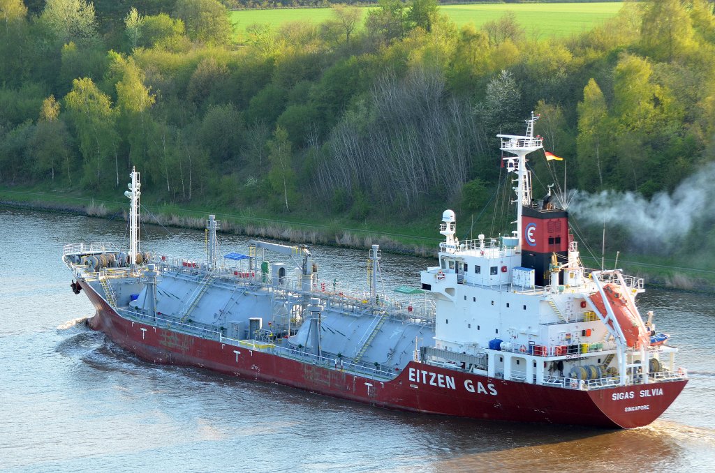 Der Tanker Sigas Silvia von Eitzen Gas IMO-Nummer:9355135 Flagge:Singapur Lnge:100.0m Breite:18.0m Baujahr:2007 Bauwerft:Murakami Hide Shipbuilding,Imabari Japan passiert auf dem Nord-Ostsee-Kanal die Hochbrcke bei Grnental am 01.05.12