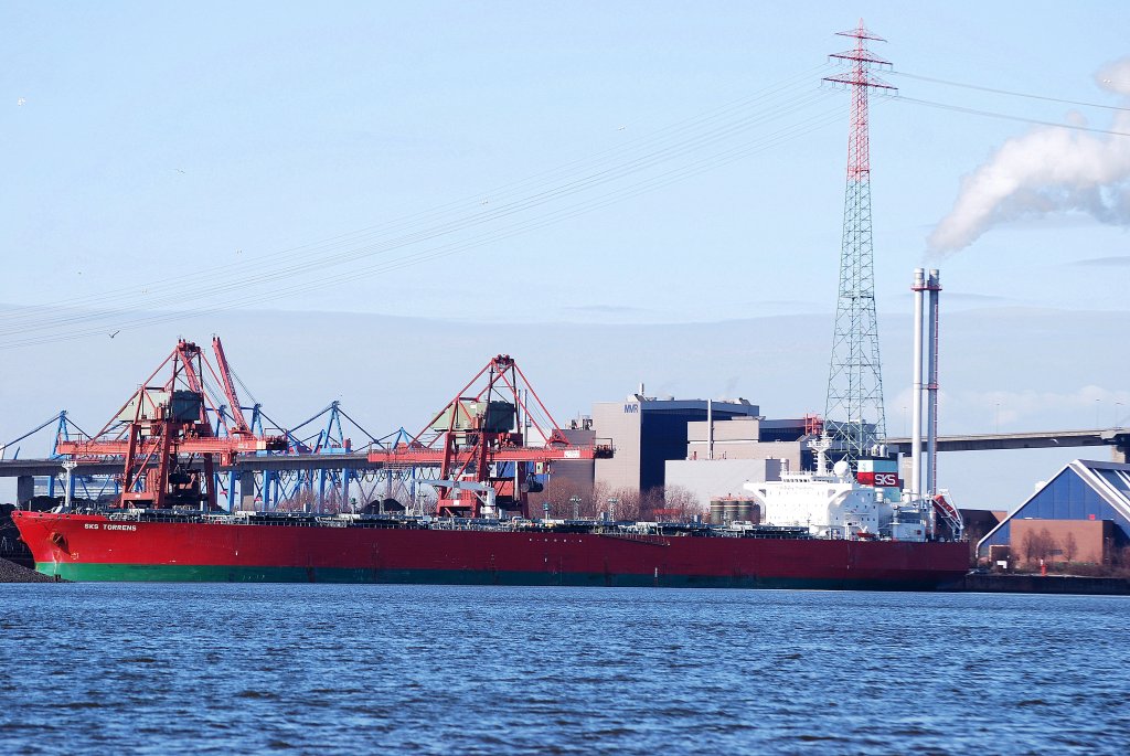 Der Tanker SKS Torrens IMO-Nummer:9161273 Flagge:Norwegen Lnge:242.0m Breite:42.0m Baujahr:1999 Bauwerft:Hyundai Heavy Industries,Ulsan Sdkorea im Hamburger Hafen am 19.03.11   