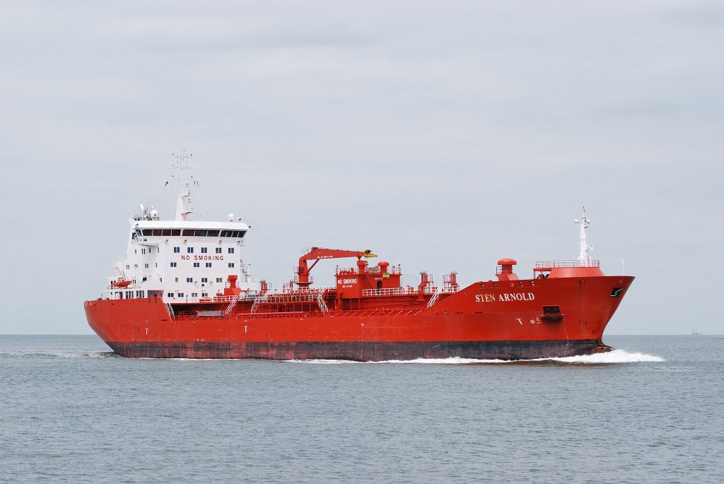 Der Tanker Sten Arnold IMO-Nummer:9371610 Flagge:Gibraltar Lnge:144.0m Breite:23.0m Baujahr:2007 Bauwerft:Jiangnan Shipyard,Shanghai China vor Cuxhaven aufgenommen am 13.06.11 vom Fahrgastschiff Lady von Bsum.