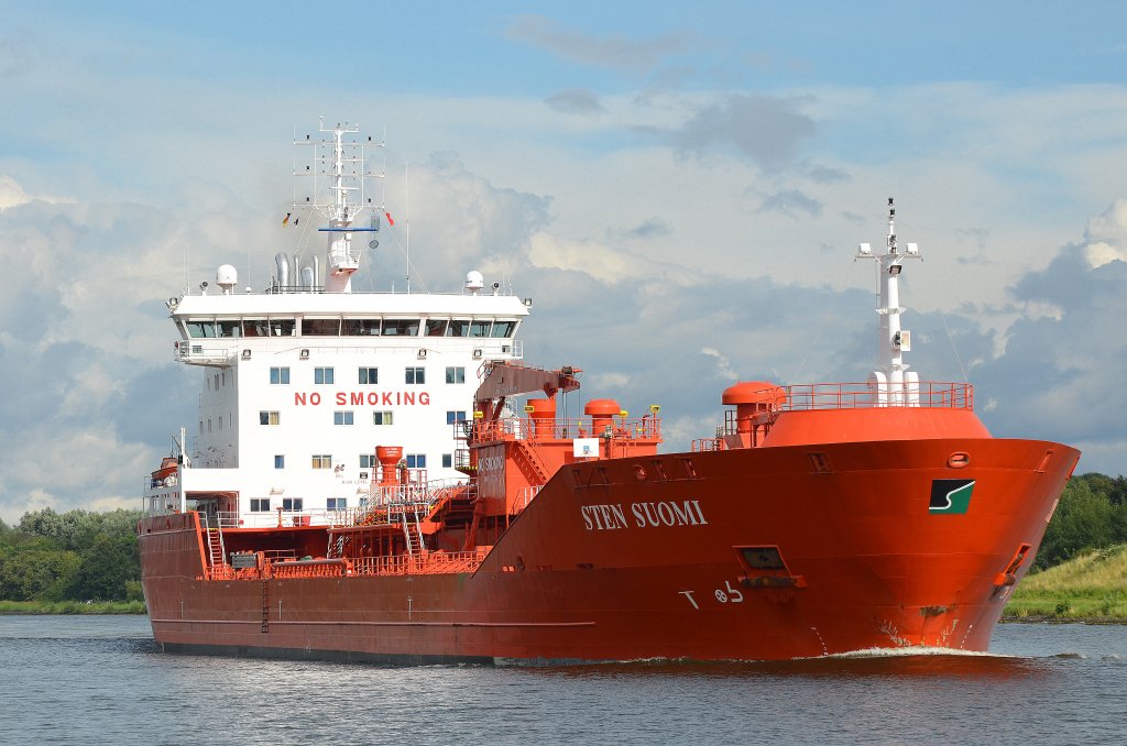 Der Tanker Sten Suomi IMO-Nummer:9378723 Flagge:Norwegen Lnge:144.0m Breite:24.0m Baujahr:2008 Bauwerft:Jiangnan Shipyard,Shanghai China aufgenommen am 26.08.12 im Nord-Ostsee-Kanal bei endsburg.