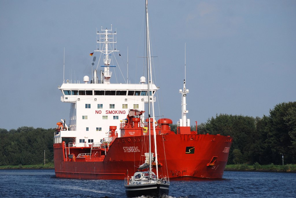 Der Tanker Stenberg IMO-Nummer:9283978 Flagge:Gibraltar Lnge:144.0m Breite:23.0m Baujahr:2003 Bauwerft:Jiangnan Shipyard Group,Shanghai China auf dem Nord-Ostsee-Kanal in Richtung Brunsbttel fahrend aufgenommen am 20.08.11