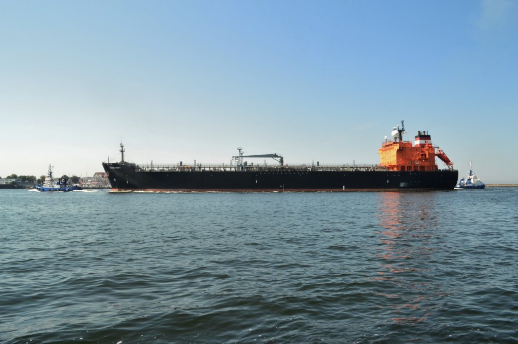 Der Tanker  Torm Mary  im Warnemnder Seekanal. 26.07.12