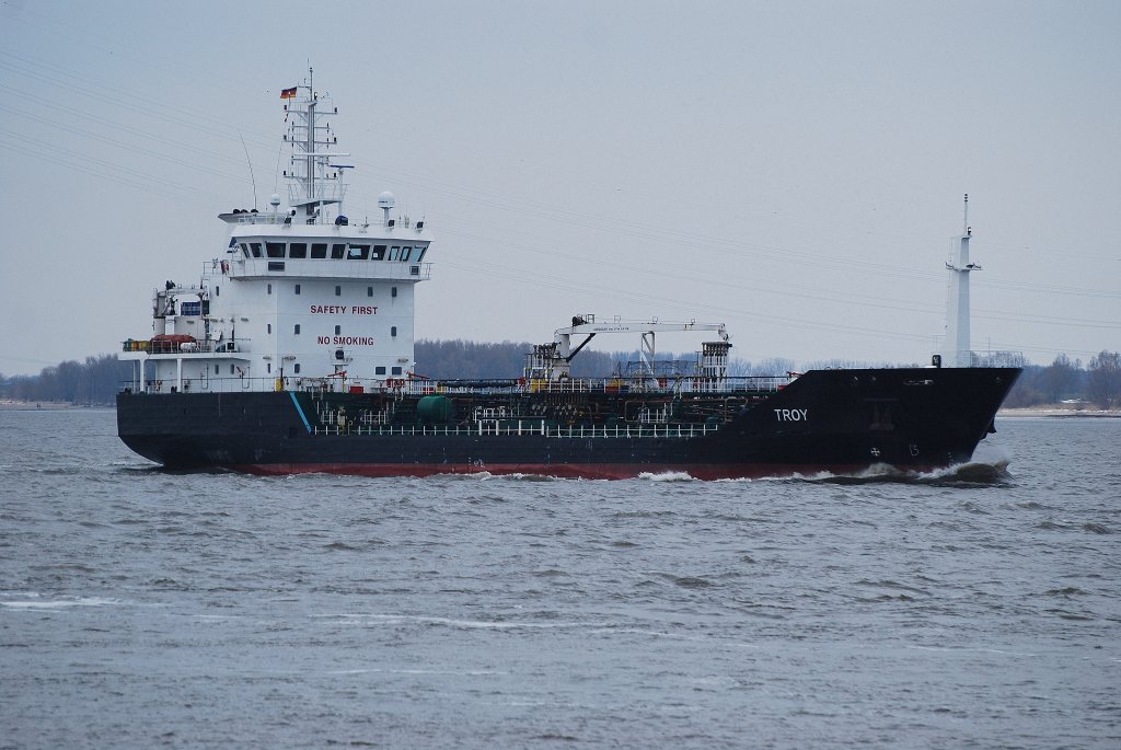 Der Tanker Troy IMO-Nummer:9327205 Flagge:Malta Lnge:92.0m Breite:14.0m Baujahr:2005 Bauwerft:Gelibolu Shipyard,Gelibolu Trkei fhrt am 19.02.11 die Elbe runter nach Hamburg aufgenommen bei Lhe. 