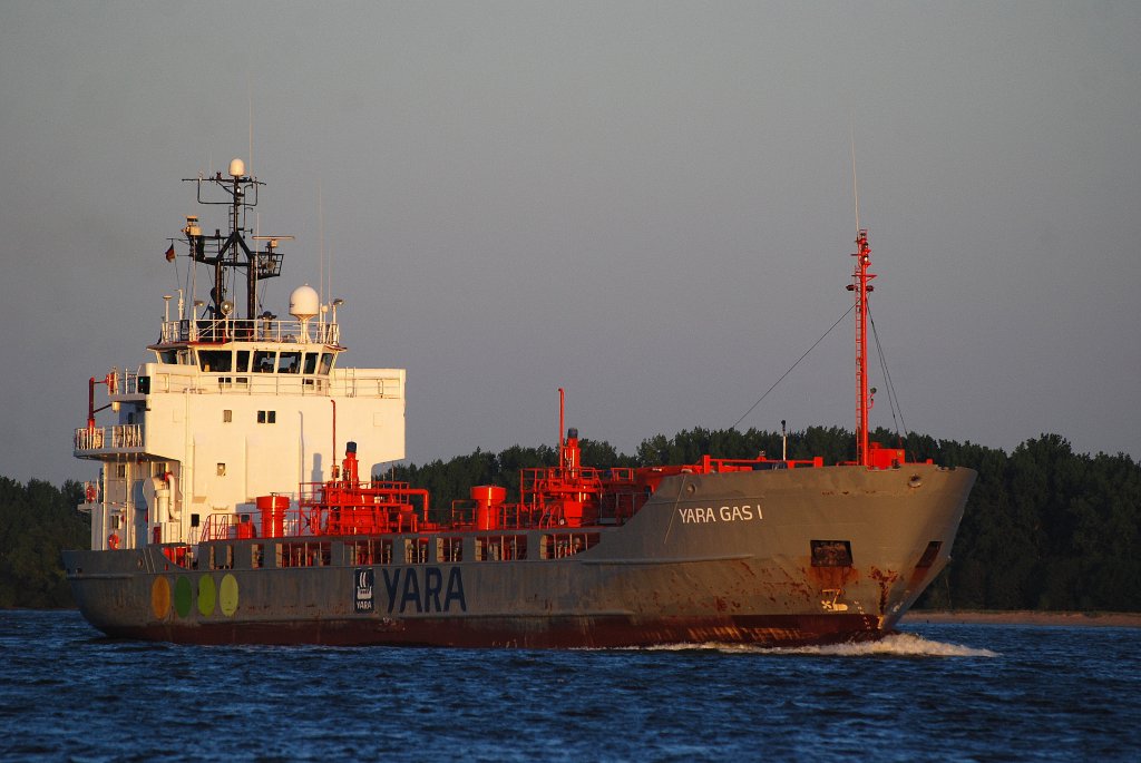 Der Tanker Yara Gas 1 IMO-Nummer:7711892 Flagge:Norwegen Lnge:72.0m Breite:13.0m Baujahr:1977 Bauwerft:Sietas,Hamburg Deutschland passiert auslaufend aus Hamburg Schulau in Wedel am 08.05.11