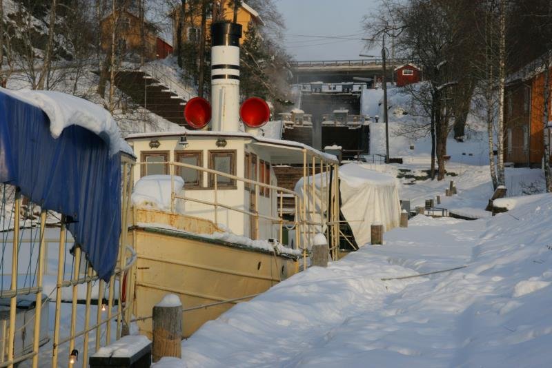 Der tiefverschneite Dampfschiffkai von rje und die rje sluser am 31.10.2010