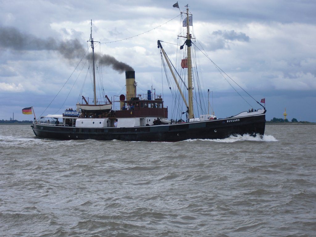 Der Tonnenleger  Bussard , 1905 bei Meyer in Papenburg gebaut. Foto vom 29.08.2010 in Bremerhaven.
http://www.dampfschiff-bussard.de/home.html