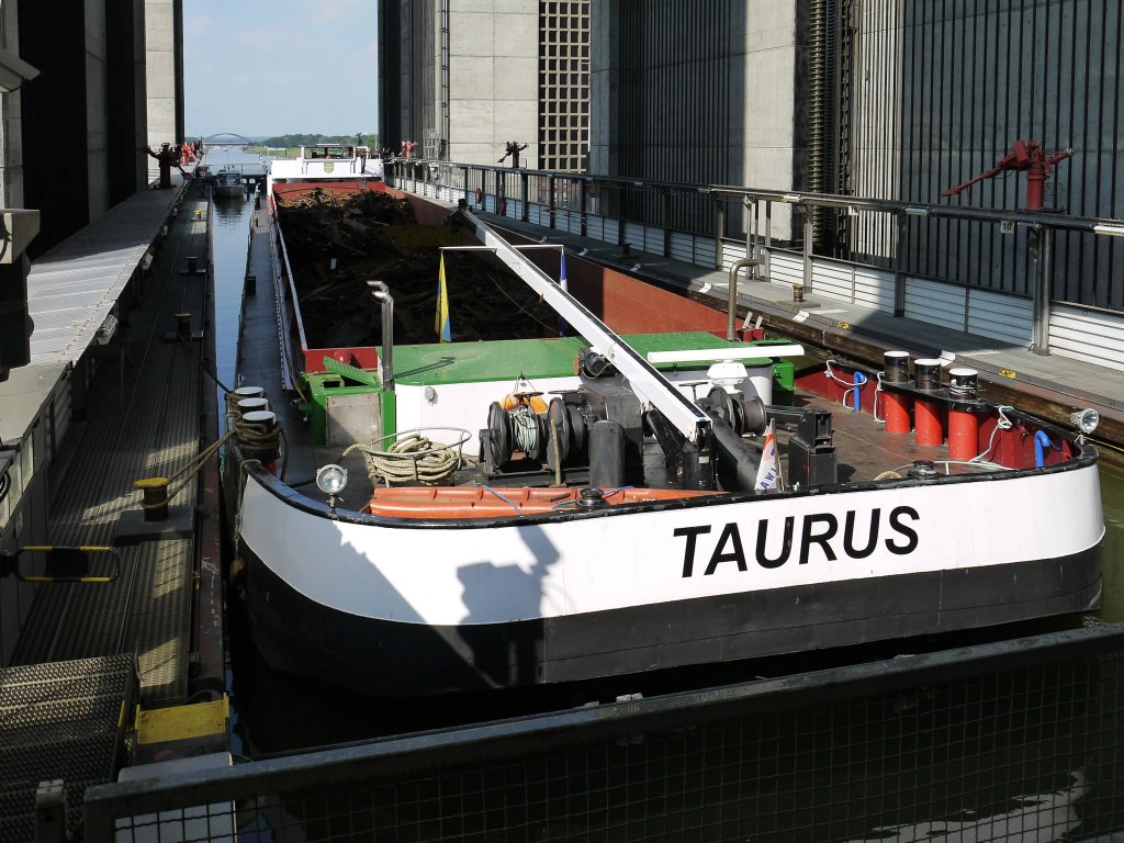 Der Trog mit GMS TAURUS, Hamburg ENI: 02323446, ist jetzt bis zur Hhe der Strae, von wo man als Zuschauer das Schauspiel beobachten kann, angehoben worden; Schiffshebewerk Scharnebeck, 25.08.2011
