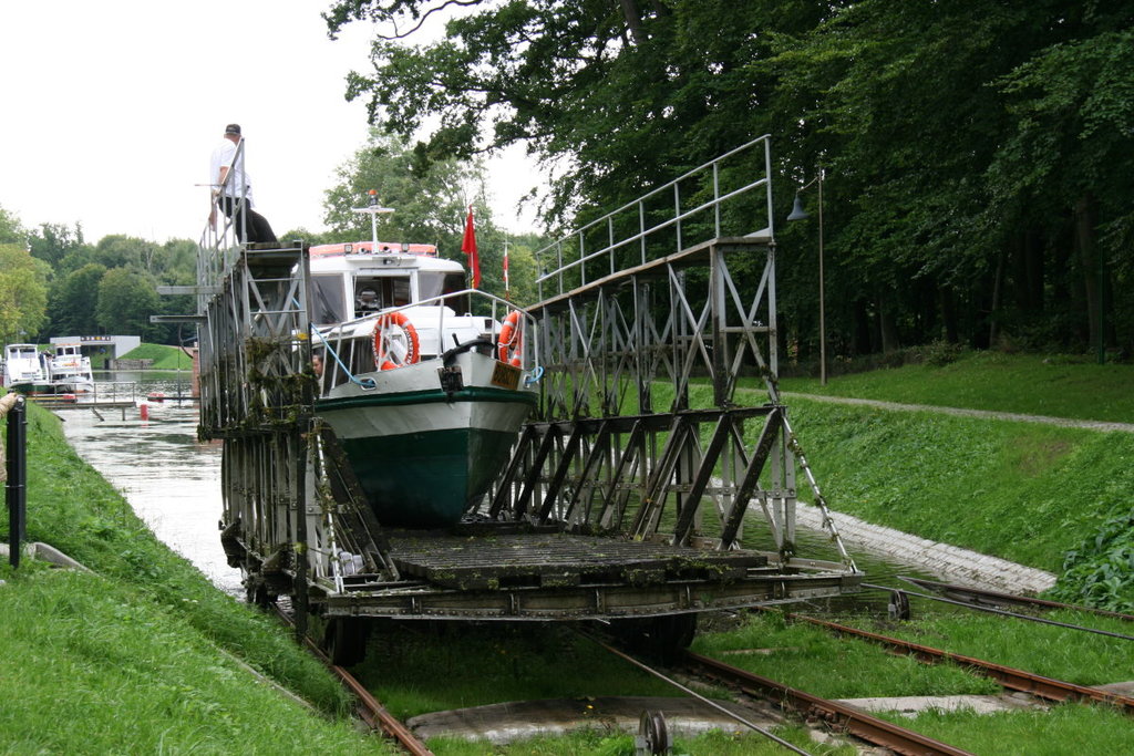 Der Trogwagen hat die M/S  Bursztyn  aus dem oberen Kanalstück auf den Rollberg von Buczyniec transportiert; 10.09.2017