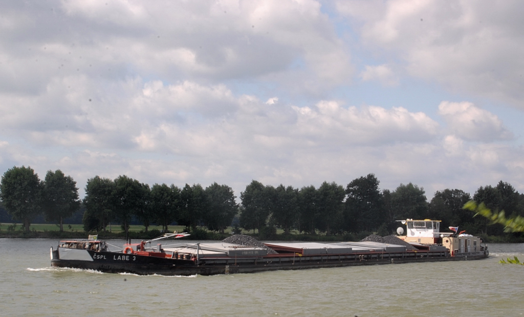 Der tschechische Frachter Labe 3 kommt hier ab Abzweig des Kanals nach Hannover Linden den Mittellandkanal in Richtung Garbsen gefahren. 23.6.2011