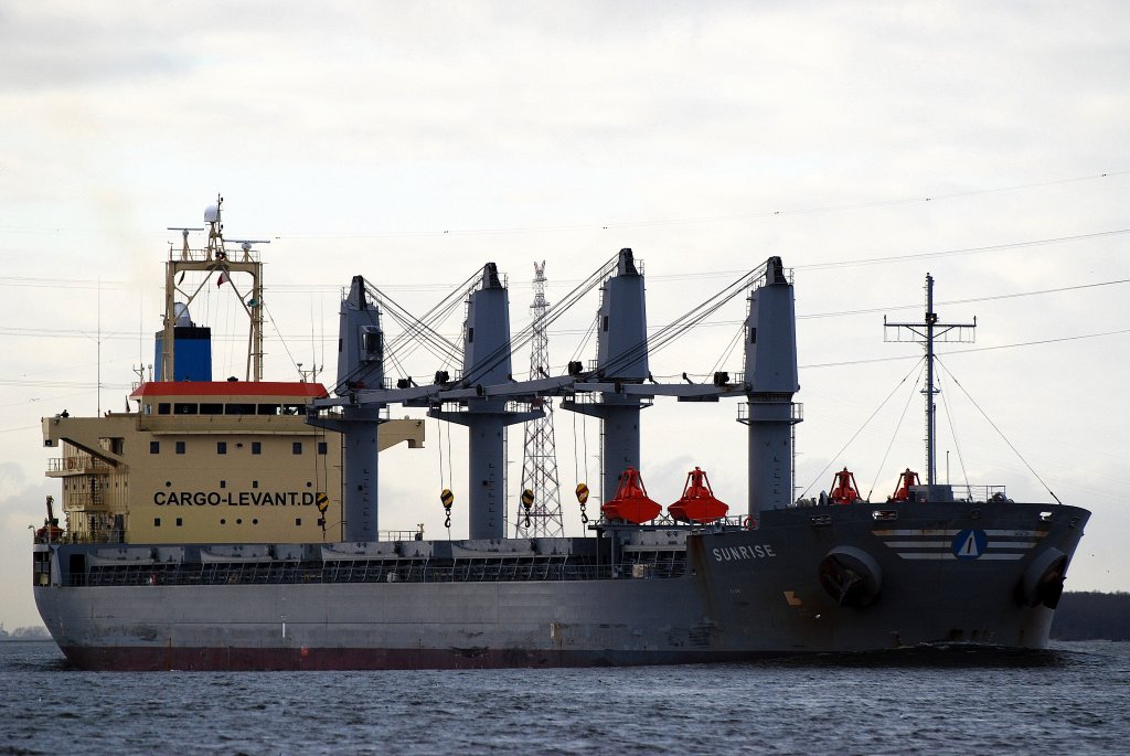 Der unter der Flagge der Bahamas fahrende Bulker Sunrise IMO-Nummer:9393620 Lnge:178.0m Breite:29.0m Baujahr:2009 Bauwerft:Saiki Heavy Industries,Oita Japan beim einlaufen nach Hamburg am 19.03.11 bei Lhe.