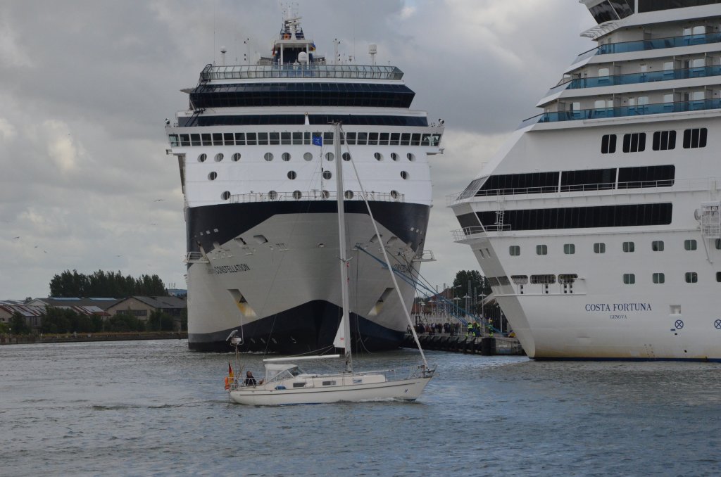 Der Unterschied zwischen einem Einmastsegler und den zwei Kreuzfahrern Costa Fortuna und Celebrity Constellation in Warnemnde am 21.07.2012.