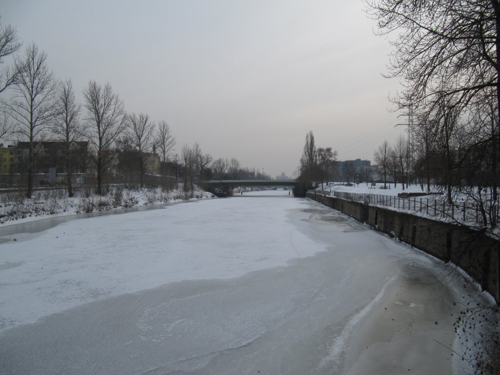 Der vereiste und gesperrte Charlottenburger Verbindungskanal am 24.01.2010. Links der Bezirk Berlin Mitte/Moabit , Rechts Berlin-Charlottenburg. 