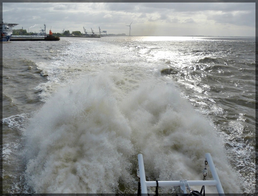 Der Wasseraussto der Antriebmotoren des Katamaran  Nordlicht  aufgenommen bei voller Fahrt in Richtung Borkum am 12.05.2012.