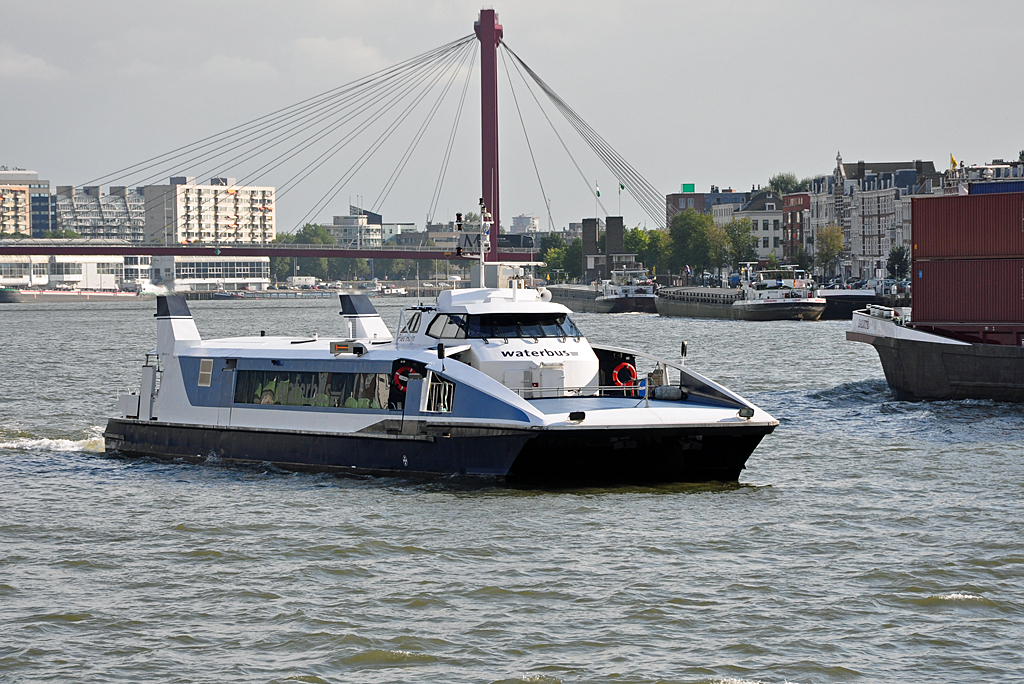 Der  Waterbus  auf der Maas im Rotterdamer Hafen - 15.09.2012