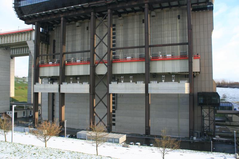 Der westliche Trog und die vier groen Gegengewichte  Vom Schiffshebewerk Strpy-Thieu begegnen sich beim Aufwrtshub; 09.12.2010