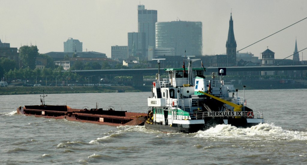 Der zu Berg fahrende Herkules IX Schubverband vor dem Rheinknie bei Dsseldorf vom 21.06.2010. 