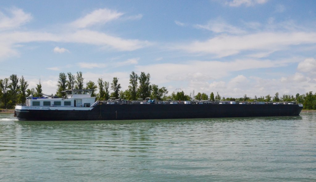 Der zu Tal fahrende leere Tanker Theodorus-Johan, Heimat  Zwijndrecht/Niederlande, auf dem Rhein bei Breisach fhrt oberhalb in die Schleuse ein. Am 19.06.2013 beobachtet.