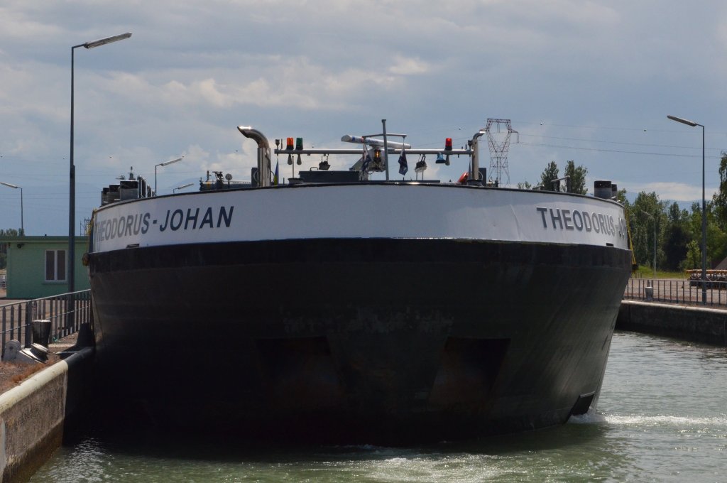 Der zu Tal fahrende leere Tanker Theodorus-Johan, Heimat  Zwijndrecht/Niederlande, auf dem Rhein bei Breisach steht oberhalb in der Schleuse. Am 19.06.2013 beobachtet.