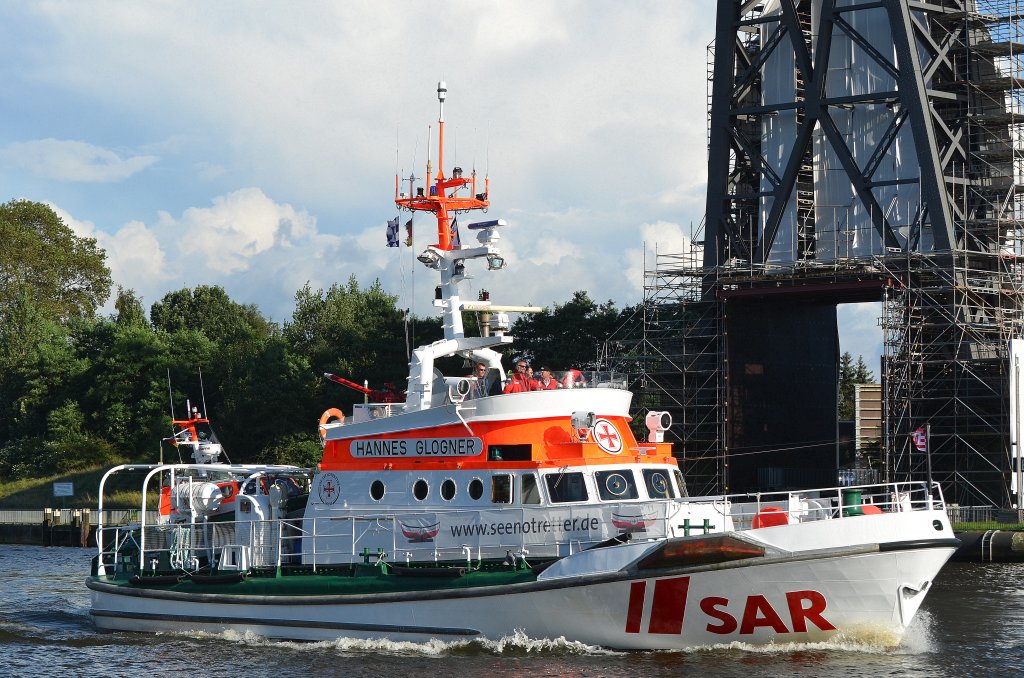 Der zweite Seenotkreuzer den ich am 26.08.12 im Nord-Ostsee-Kanal bei Rendsburg erwischte war die Hannes Glogner Flagge:Deutschland Lnge:23.0m Breite:6.0m gebaut wurde sie wie die Theo Fischer ebenfalls auf der Schweers-Werft in Bardenfleth und zwar im Jahr 1991.Ihr Tochterboot trgt den Namen Flinthrn. Benannt ist die Hannes Glogner nach einem verstorbenen Hamburger Bauunternehmer,der eng mit der DGzRS verbunden war.Der Name des Tochterbootes bezeichnet eine Dnengruppe auf Langeoog.