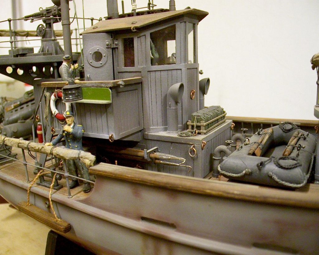 Details zum Kriegs-Fischkutter V1208, als Vorpostenboot in der Nordsee. Gebaut 2007 nach Bildern und Skizzen; Mastab 1:35; RC-tauglich. 


achtern das Ruderhaus von steuerbord