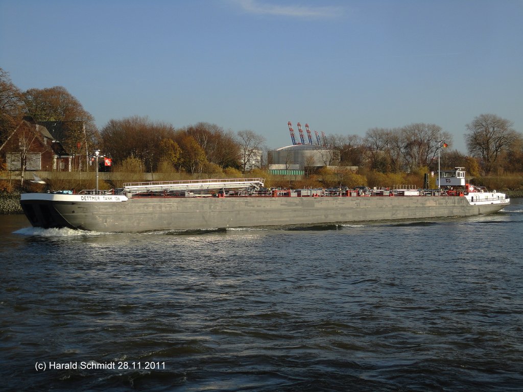 DETTMER TANK 136 (ENI 04009090) am 28.11.2011, Hamburg, in die Elbe aus dem Khlfleet kommend /
ex DETTMER TANK 36 / La 100,0 m, B 9,5 m, Tg 3,0 m / Tonnage: 1.841 t / 1 Deutz-Diesel, RBV 6M545, 900 PS / 1974 bei Arminiuswerft, Bodenwerder, Weser / 2007 neues Doppelhllen Vor- und Mittelschiff bei Hitzler-Werft, Lauenburg
