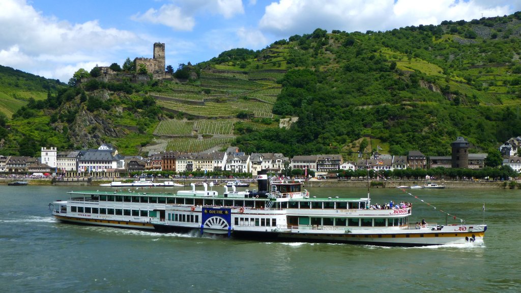 Deutschland, Rheinland-Pfalz, Hessen, Kaub. Die Goethe bei Kaub und der Burg Gutenfels. Am 4. August 1913 wurde die Goethe als letzter Glattdeckdampfer fr den kombinierten Personen- und Gtertransport von der Preuisch-Rheinischen-Dampfschiffahrtgesellschaft (PRDG) in Dienst gestellt. Bis 2008 war die Goethe der letzte auf dem deutschen Rhein fahrende Schaufelraddampfer. Danach wurde sie dieselhydraulisch angetrieben. 01.07.2013