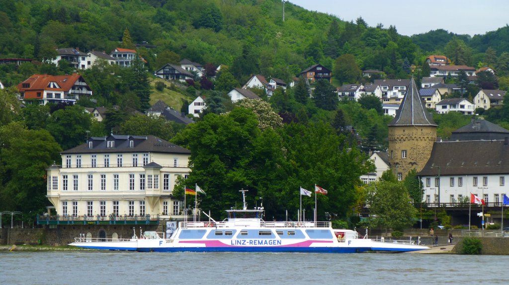 Deutschland, Rheinland-Pfalz, Kripp (Teil der verbandsfreien Stadt Remagen im Landkreis Ahrweiler). Fhre  Linz Remagen  Bj. 1997. Seine Gre und seine 150 t Tragfhigkeit ermglichen den Transport von Fahrzeugen bis zu 45 Tonenn Gesamtgewicht Rhein rber von Kripp nach Linz. Von Kripp aus gesehen am 27.05.2013