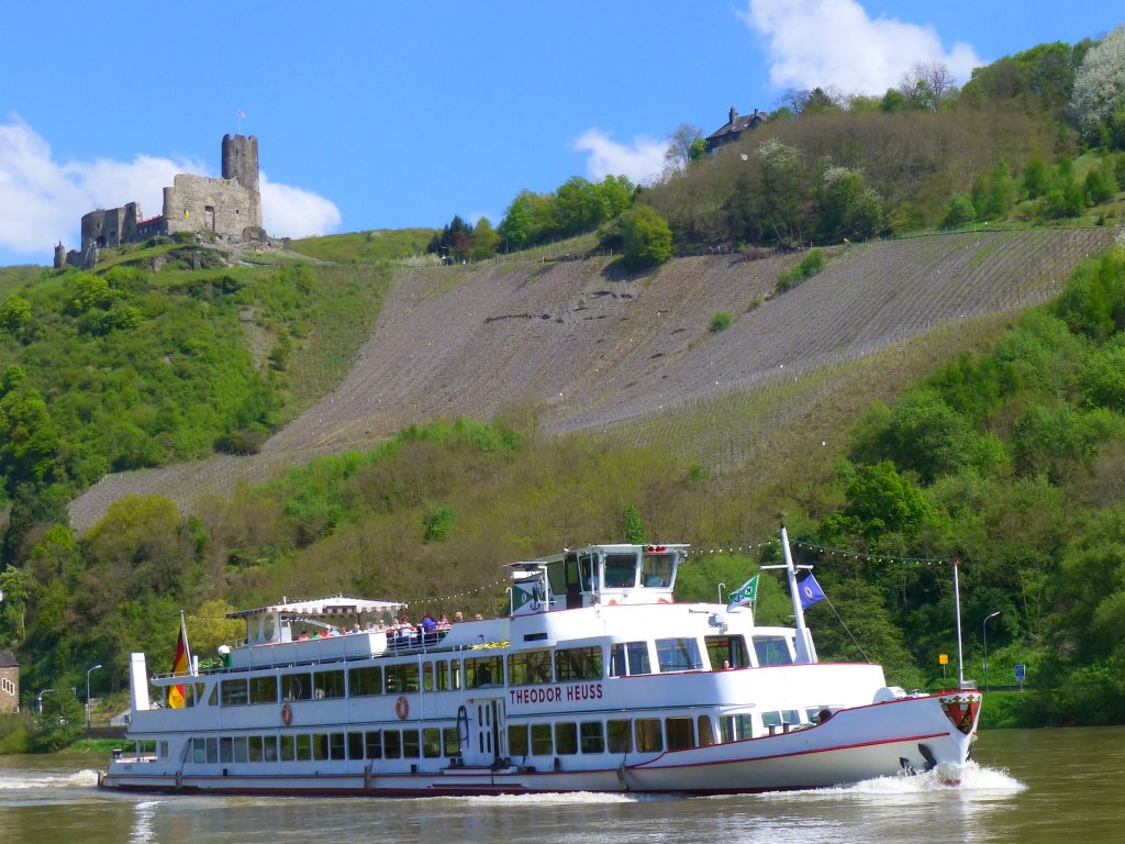 Deutschland, Rheinland-Pfalz, Landkreis Bernkastel-Wittlich, Bernkastel, Burg Landshut, auf der Mosel, das FGS  Theodor Heuss  (Traben-Trarbach), 05.05.2013