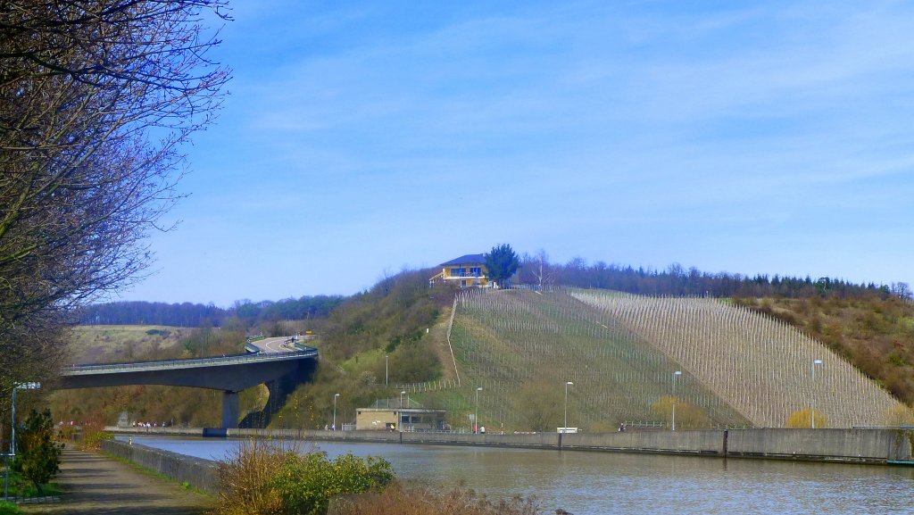 Deutschland, Rheinland-Pfalz, nach der Teilung der Saar bei Schoden, der Saardurchstich (Schleusenkanal) mit der Schleuse Kanzem am Ende des Durchstichs, 14.04.2013