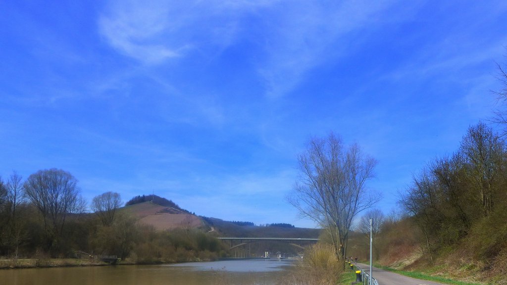 Deutschland, Rheinland-Pfalz, die Schleuse Kanzem im Hintergrund liegt in einem 2,9 km langen Schleusenkanal der Saar, 14.04.2013