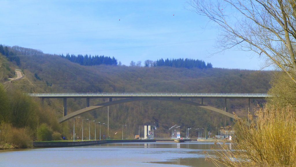 Deutschland, Rheinland-Pfalz, die Schleuse Kanzem im Hintergrund liegt in einem 2,9 km langen Schleusenkanal der Saar, 14.04.2013