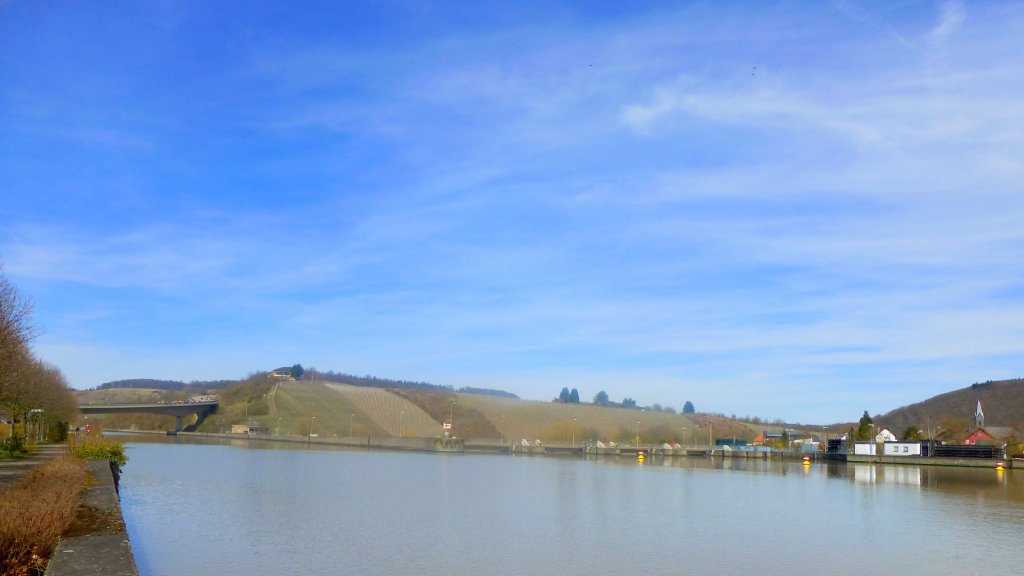 Deutschland, Rheinland-Pfalz, Schoden, Teilung der Saar bei Schoden in Saardurchstich (Schleusenkanal) mit der Schleuse Kanzem am Ende des Durchstichs links und Wehrarm mit Wehrschleuse rechts, 14.04.2013