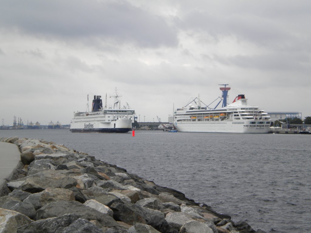 Die 152m lange  FS Prins Joachim  am 12.08.09 im Warnemder Seekanal.
Daneben die 196m lange  MS Braemar  am Warnemnder Cruise Center.