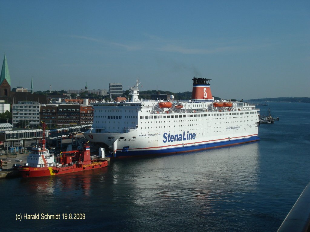 Die 1983 in Polen gebaute STENA SCANDINAVICA  (II)  IMO 7907661 am 19.8.2009 in Kiel
ex Stena Germanica (bis 1986)
RoPax-Fhre / BRZ 39.169 / La 175,39 m, B 28,49 m, Tg 6,7 m / 29.420 kW, 18,5 kn / 2204 Pass., 610 Kabinen / Heimathafen: Gteborg, Flagge: Schweden / 1983 bei Stocznia, Danzig, Polen /
