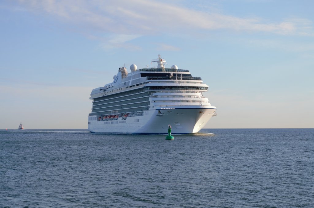Die 236 Meter lange  Marina  der Oceania Cruises vor der Einfahrt zum Warnemnder Seekanal. 23.07.12