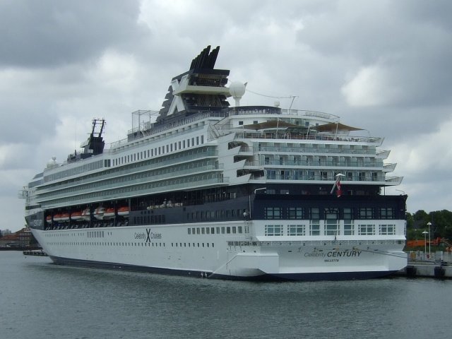 Die 248 Meter lange  Celebrity Century  (Heimathafen Valetta) am 11.08.08 an Pier 8 des Warnemnder Kreuzfahrtcenters.