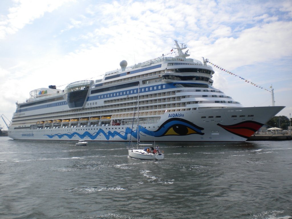 Die 252 m lange  AIDAblu  der AIDA Cruises am 13.08.10 an Pier 7 des Warnemnder Cruise Centers