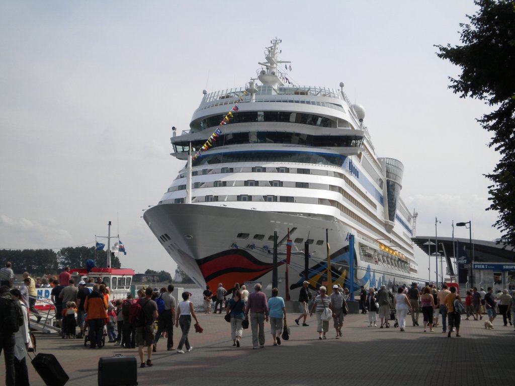 Die 252 Meter lange  AIDAblu  am 13.08.10 am Warnemnder Kreuzfahrtterminal.