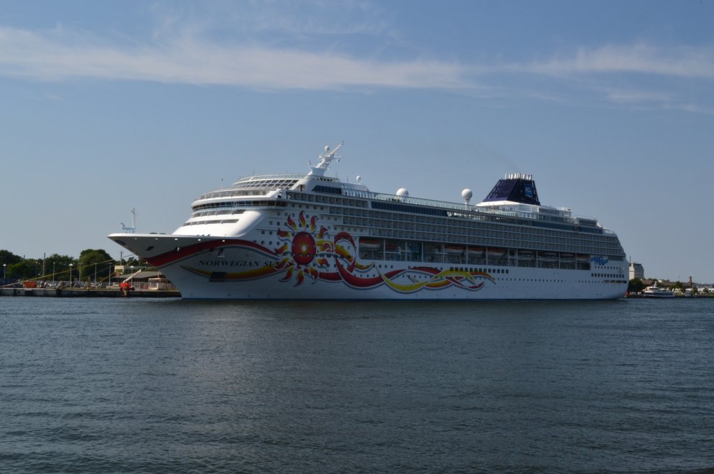 Die 260 Meter lange  Norwegian Sun  der Norwegian Cruise Lines an Pier 7 des Warnemnder Cruise Centers. 25.07.12