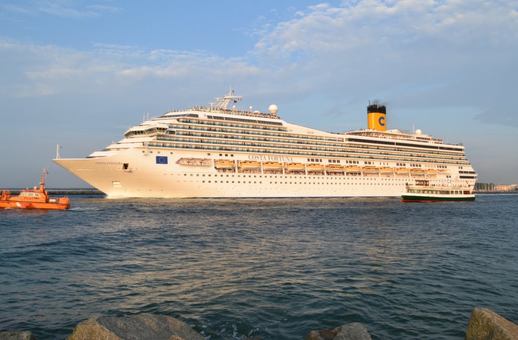 Die 272 Meter lange  Costa Fortuna , auslaufend im Warnemnder Seekanal. 28.07.12