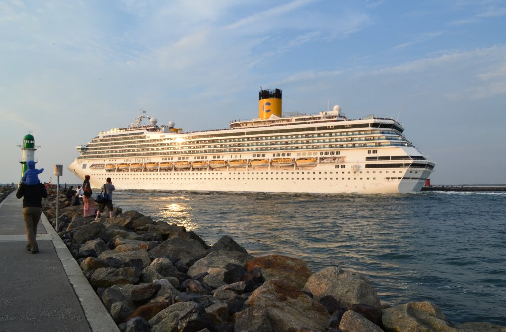 Die 272 Meter lange  Costa Fortuna  unter lautem Getute bei der Ausfahrt aus dem Warnemnder Seekanal. 28.07.12