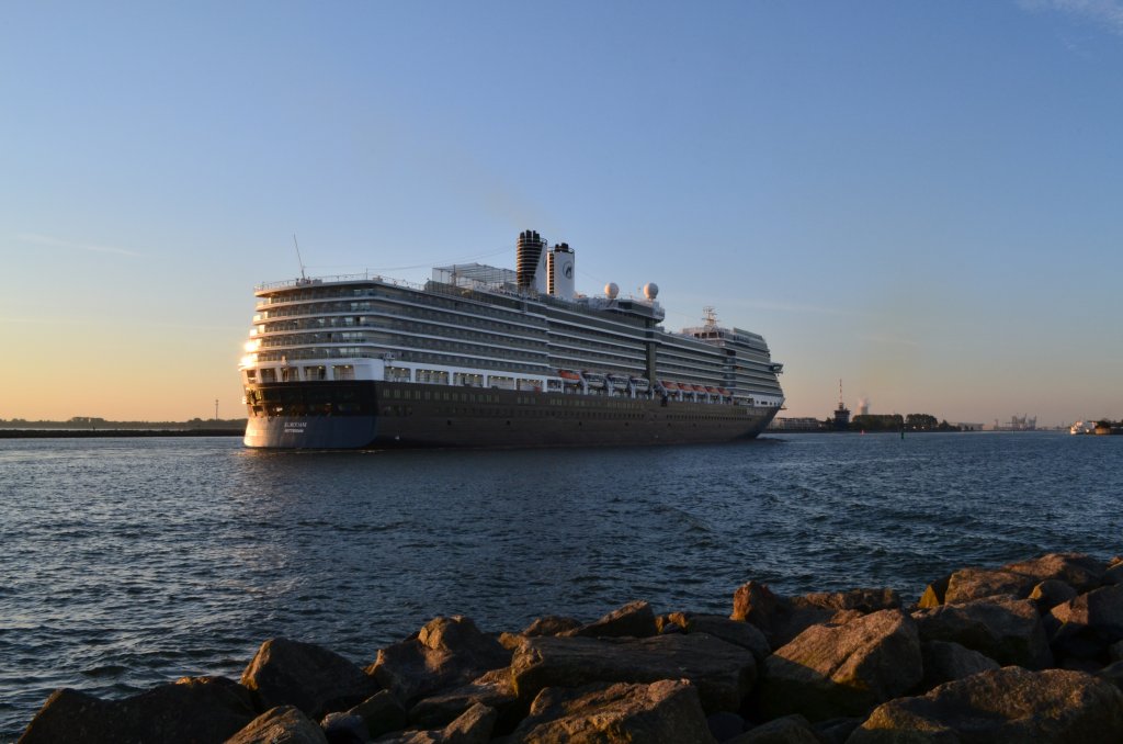 Die 285 Meter lange  Eurodam  der Holland America Line hier einlaufend im Warnemnder Seekanal. 25.07.12