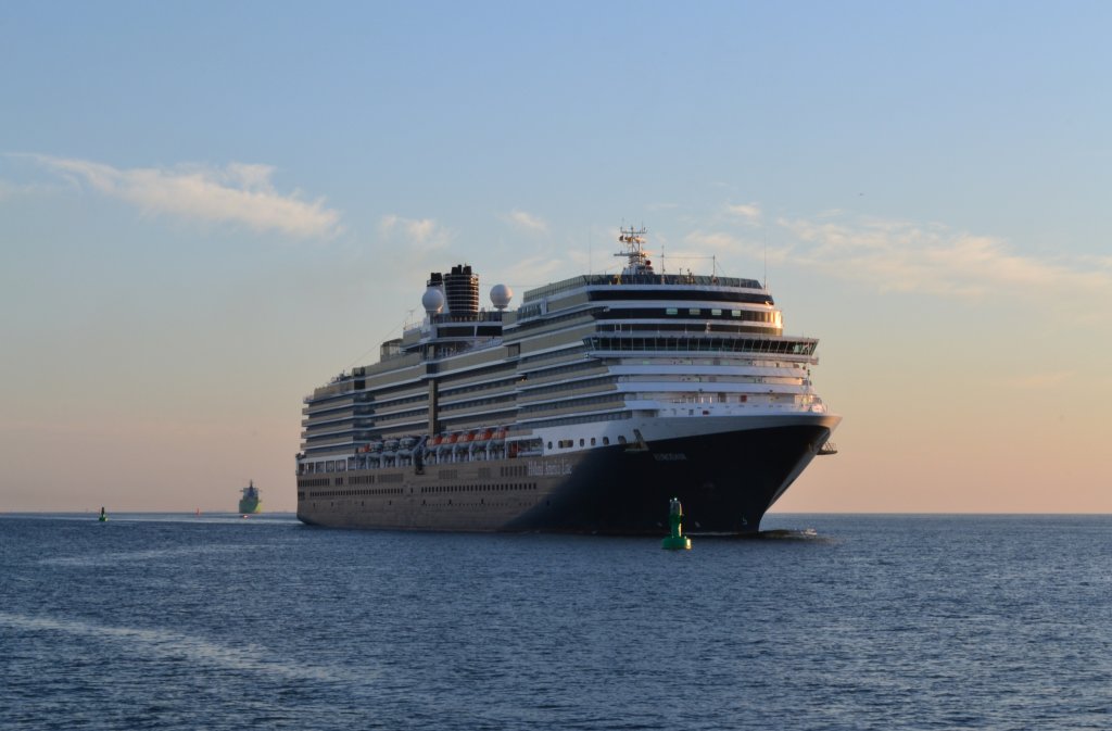 Die 285 Meter lange  Eurodam  der Holland America Line einlaufend vor dem Warnemnder Seekanal. 25.07.12