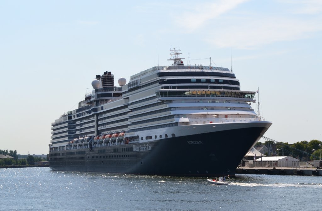 Die 285 Meter lange  Eurodam  der Holland America Line an Pier 8 des Warnemnder Cruise Centers. 25.07.12