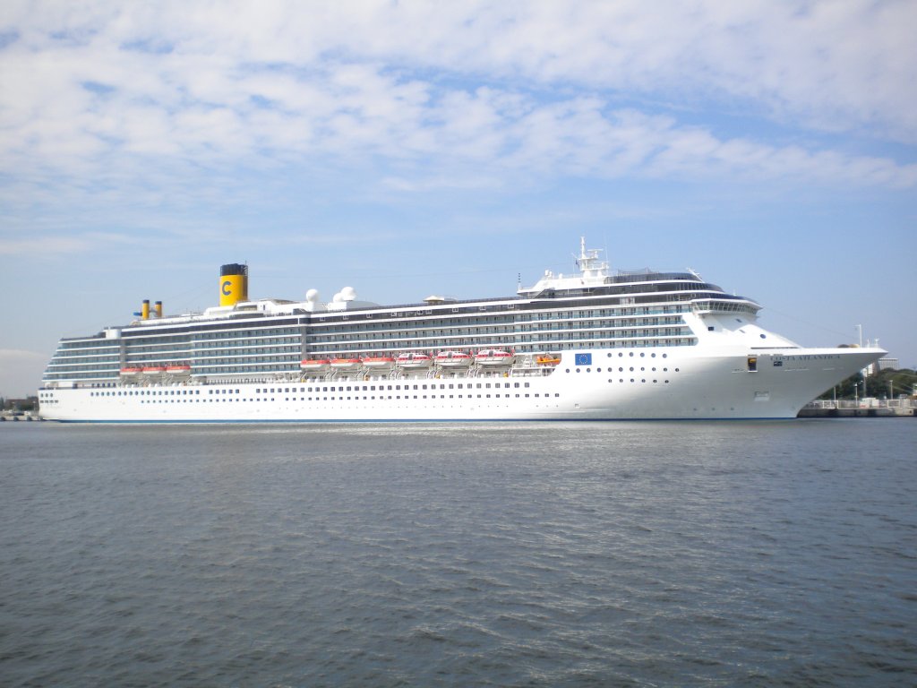 Die 292 m lange  MS Costa Atlantica  der Reederei Costa Cruises am 13.08.10 am Warnemnder Kreuzfahrtterminal.