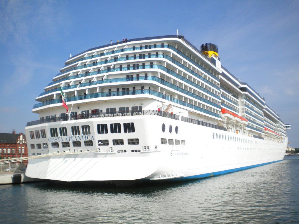 Die 292 m lange  MS Costa Atlantica , Heimathafen Genua, am 13.08.10 an Pier acht, des Warnemnder Cruise Centers.