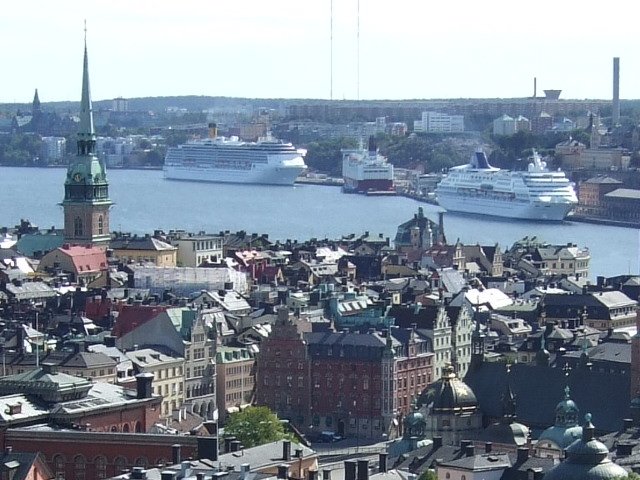 Die 292 Meter lange  Costa Atlantica  der Costa Cruises , die  FS Mariella  der Viking Line und die 229 Meter lange  Norwegian Dream  der Norwegian Cruise Line am 29.08.07 im Hafen von Stockholm.